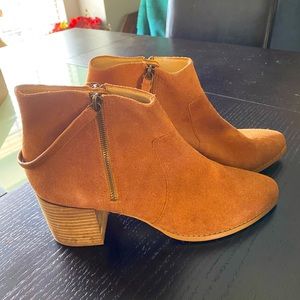 NWOT. Chestnut ankle boots double zipper on each side . Sole society .